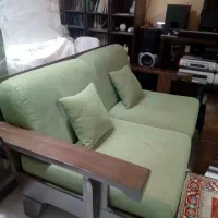 مبل دو نفره چوبکده با میز. در حد آکبند