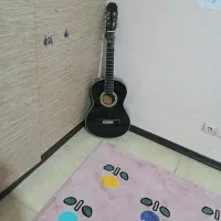 گیتار سالم و قدیمی