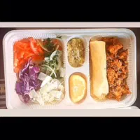 کمک آشپز کارگر ساده کترینگ رستوران با جای خواب