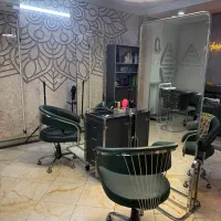 اینه و صندلی سالنی