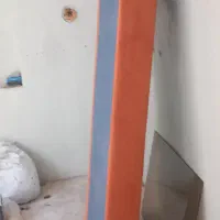 مبل چهار نفره و تخت خواب و یک عدد میز جلو مبلی