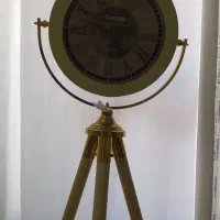 ساعت سه پایه ایستاده