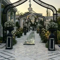 ورودی تالار سازه فلزی محوطه باغ لوستر شمعدان