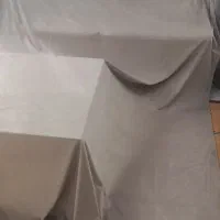 کنار پرده مخمل نو و استفاده نشده