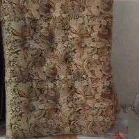 چند تا پشتی است با پنبه خوب پرشده|پشتی|یزد, |دیوار