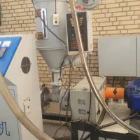 یک نفر تکنسین و استاکار نوار طیف