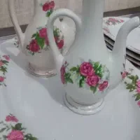 تعدادی زیادی وسایل قدیمی ظروف گل سرخی
