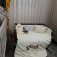 تخت کنار مادر