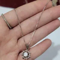 گردنبند نقره اصل شیک و ظریف با پلاک نگین‌دار