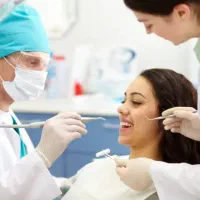 دندانپزشک و دستیار دندانپزشک