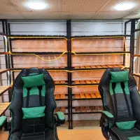 قفسه چوبی فلزی مناسب برای دکور و صندلی و میز