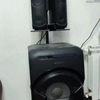 اسپیکر بلوتوثی سونی ایستاده