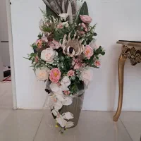 گلدان و گل مصنوعی