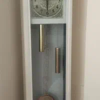 ویترین و ساعت ایستاده