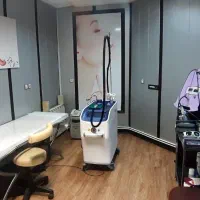 اپراتورخانم مسلط به دستگاه الکساندرایت