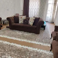مبل چستر در حد نو به همراه گل میز