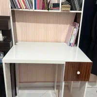 دو عدد میز کتاب و کامپیوتر