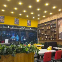 سالنکار و کمک آشپز فستفود