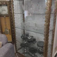 ویترین و ساعت برنزی