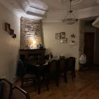 میز ناهار خوری چوب گردو همراه با شیشه ضخیم