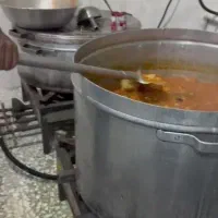 یک باب آشپزخانه کامل با کلیه وسایل واب وبرق وگاز