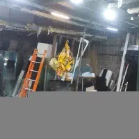 کارگر بابت کار در شیشه بری لول کار شسیشه