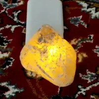 یک سنگ دارم نور میفته طلایی میشه