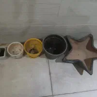تعدادی گلدان سفالی و پلاستیکی