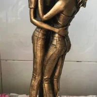 مجسمه آغوش