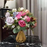 گل اروپایی و ژولیت به همراه گلدان