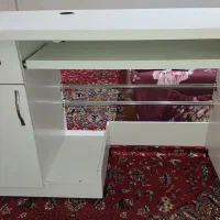 میز تحریر و کامپیوتر