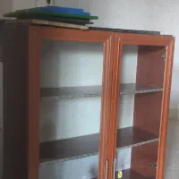 کمد شیشه‌ای و تعدادی کابینت