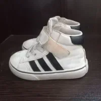 چند جفت کفش پسرانه در حدنو