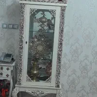 بوفه در حد نو ساعت دیواری گل وگلدان