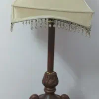 آباژور ایستاده