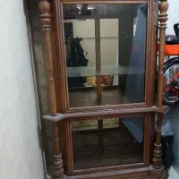 گنجه دو طبقه فقط یکی از آینه های داخل ترک داره