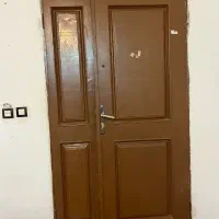 تعدادی درب چوبی قدیمی اما سالم