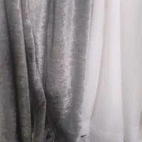 کنار پرده مخمل شنل