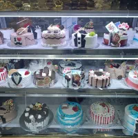 فروشنده قنادی یا شیرینی فروشی