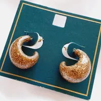 گوشواره نیم حلقه‌ ای شاینی عسلی