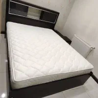 تخت خواب جک دار فلزی و کمدهاش و جلومبلی