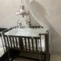 تخت کنار مادر