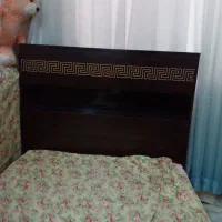 تخت یکنفره و کتابخانه