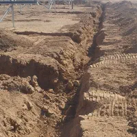 کارگر برای کابل گذاری و خاک سرند در کانال