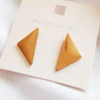 گوشواره میخی تکی مثلث طلایی مینیمال