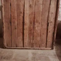 کرسی قدیمی بزرگ.دارای شبکه محکم در وسط.کف