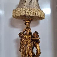 آباژور کنار مبلی بزرگ