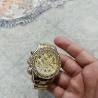 یک عدد ساعت طلایی