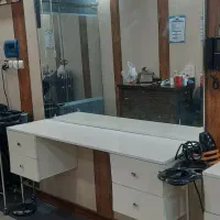 ۳ عدد میز و اینه آرایشگاه