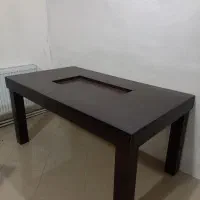 میز ناهار خوری و زیر تلویزیون